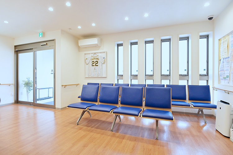 大井クリニック 西宮市 窓からは日が差し込み、明るく広々とした空間の待合室