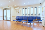 大井クリニック 西宮市 窓からは日が差し込み、明るく広々とした空間の待合室
