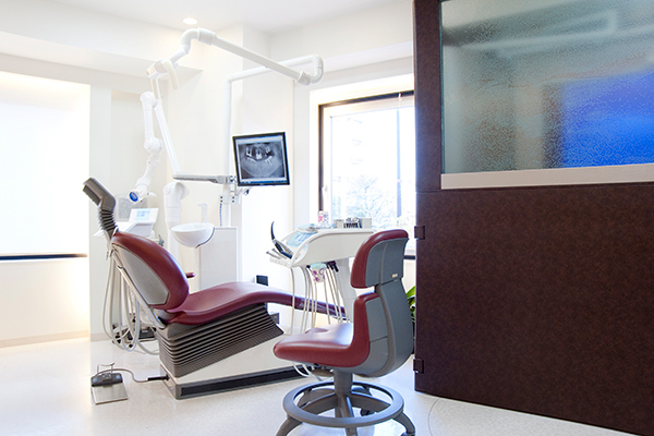 ホワイトデンタルクリニック中野院 中野区 開閉式のユニット。患者や診療方法などで使い分けている