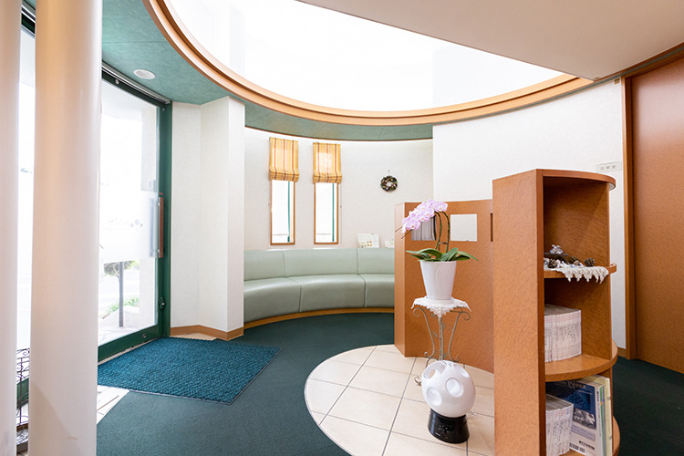 勝本外科日帰り手術クリニック 北九州市小倉北区 落ち着いた雰囲気の待合室。冬は暖炉で温まることができる