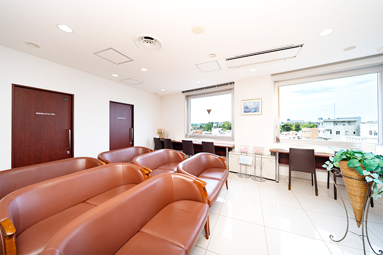 とくおかレディースクリニック 目黒区 光の差し込む明るい待合室