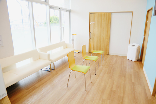 みなとみらい小児科クリニック 横浜市西区 開放的で清潔感のある待合スペース
