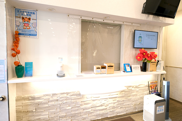 五ノ橋クリニック 江東区 温かみのある院内。スタッフが丁寧に対応する