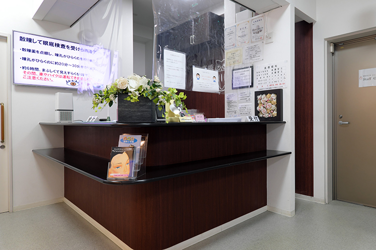 高橋眼科 草加市 清潔感のある広々とした待合室