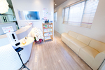 こまむら歯科クリニック 調布市 温かみのある落ち着いた雰囲気の待合室