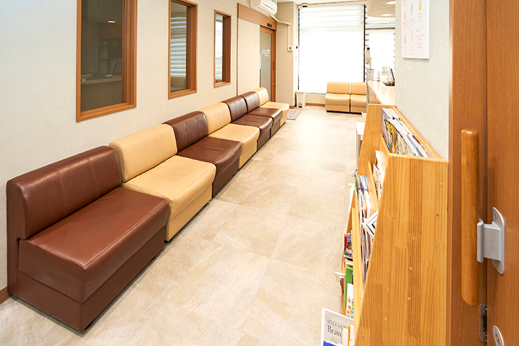 西麻布インターナショナルクリニック 港区 待合室は採光が良く広々としている