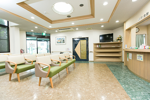 平針かとう整形外科スポーツクリニック 日進市 待合室は明るく、落ち着く空間だ