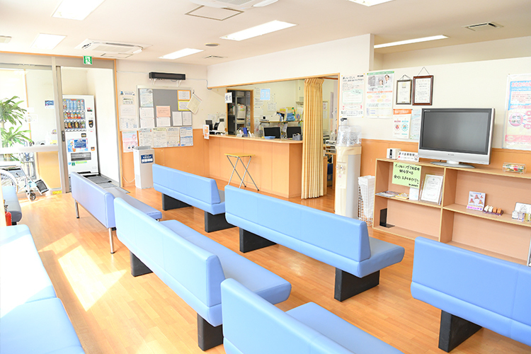 ひらの内科 成田市 自然光が差し込み広々とした院内