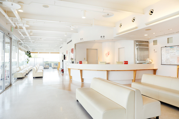 よつば循環器科クリニック 松山市 外光をたくさん取り入れ、白を基調としたエントランス