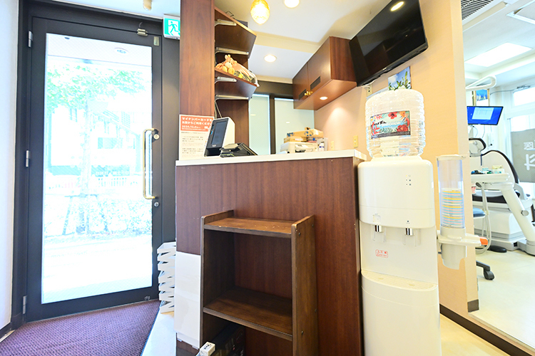 汐留高橋歯科医院 港区 受付スタッフが笑顔で優しく迎える