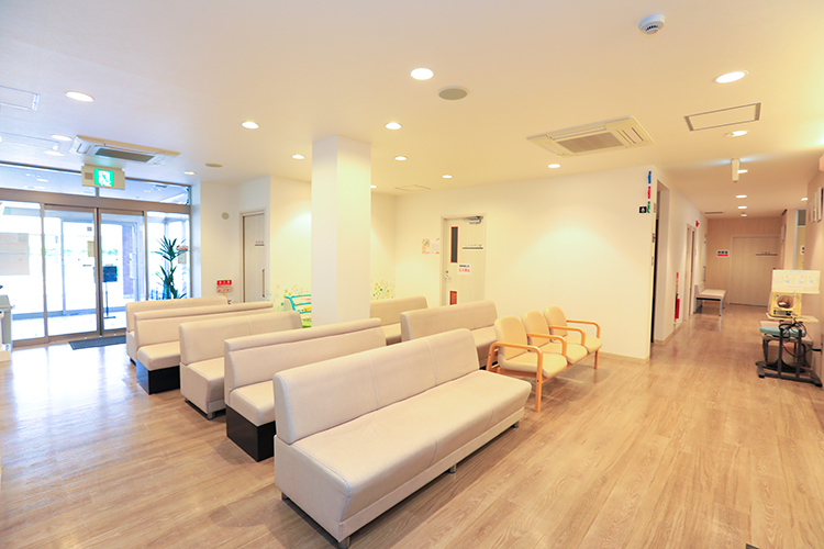 知立南クリニック 知立市 広く落ち着いた待合室では、スタッフが明るく出迎える