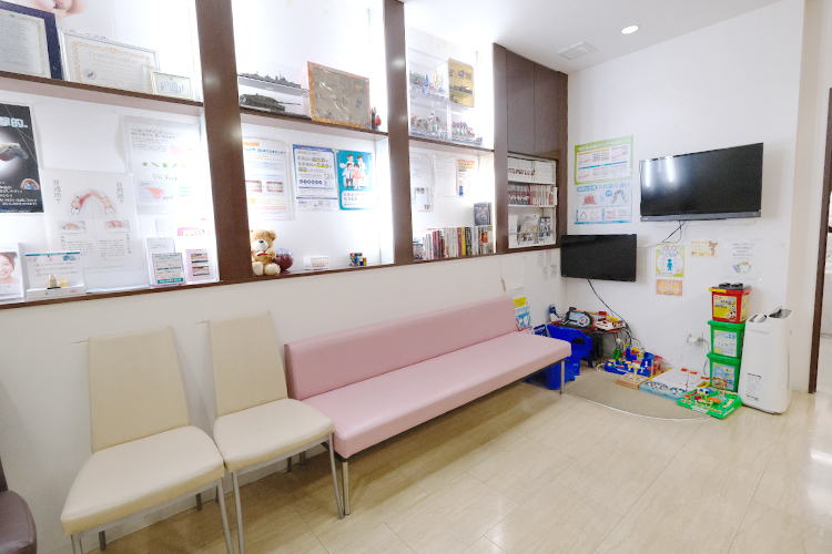 もりした歯科医院 神戸市須磨区 白と木目を基調にした温かみのある空間で患者を迎える