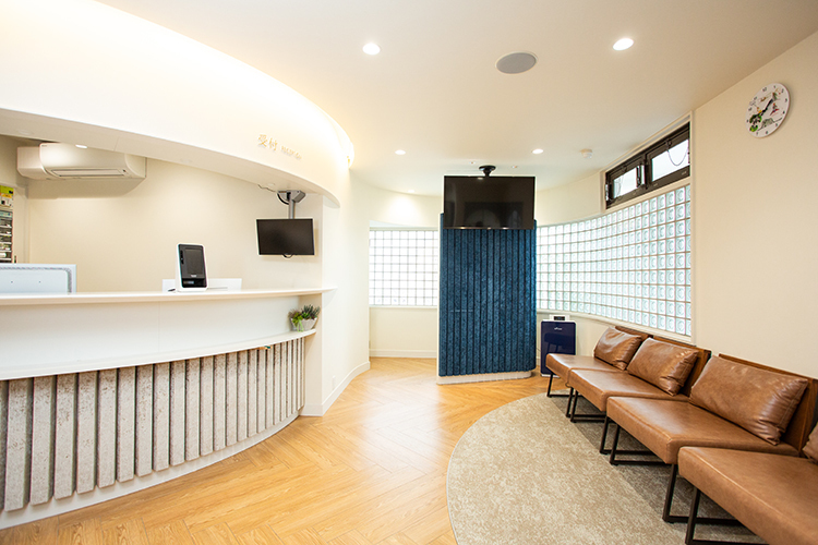 池田産婦人科医院 京都市伏見区 感染症対策で3室ある待合室は、童話のストーリーに合わせた空間