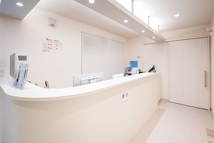 中野ひだまりクリニック 中野区 白を基調とした清潔感ある受付と待合室