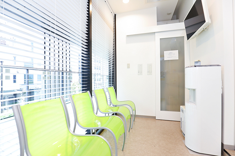 松本矯正歯科クリニック 新宿区 美容院をイメージした空間づくりを行っている