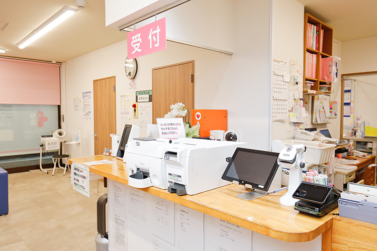 桜整形外科内科ペインクリニック さいたま市西区 ウェブ予約受付や自動精算機の導入など、待ち時間短縮に取り組む