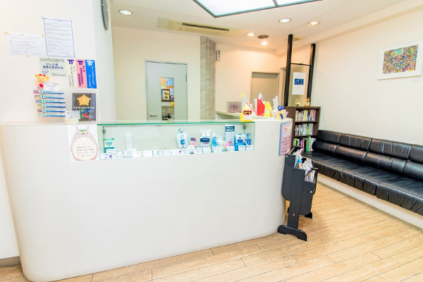 井尻歯科クリニック 神戸市北区 待合室には院長手作りの紹介ポスターもある