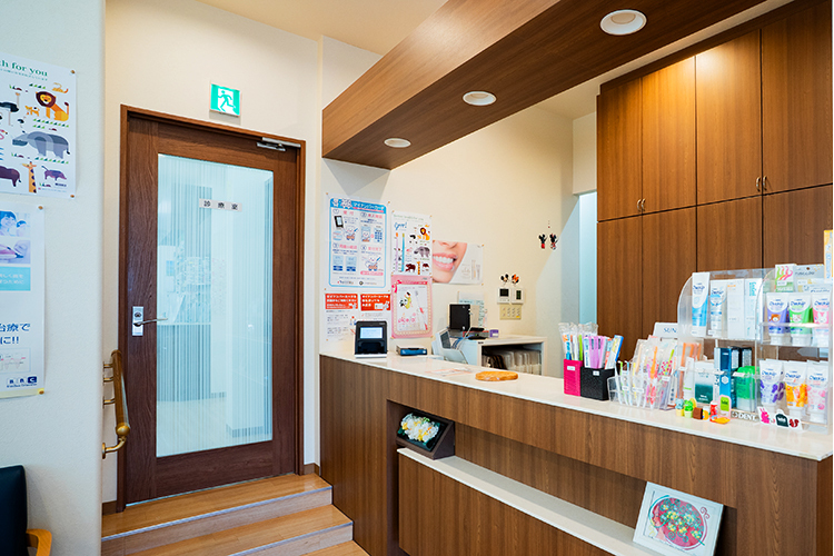 たけはら歯科医院 鹿児島市 清潔感のある受付カウンター