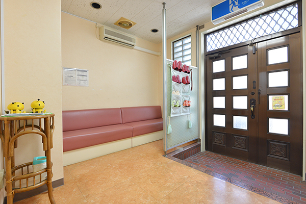 大橋歯科医院 中野区 待合室は自宅のような落ち着く空間になっている