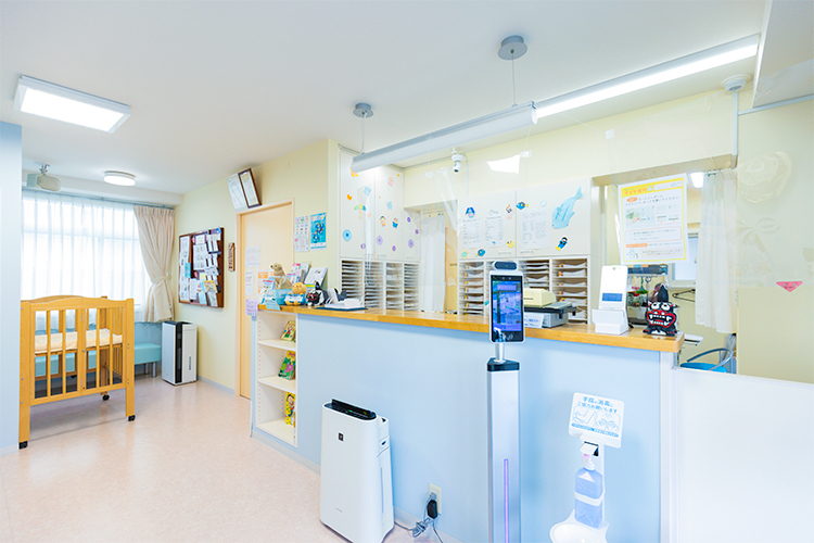山口小児科内科 世田谷区 スタッフが優しく迎えてくれる受付。感染症対策も徹底