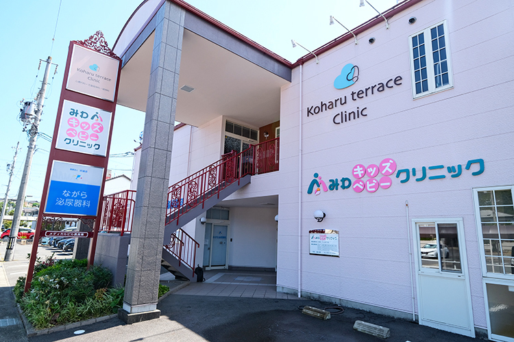 みわキッズベビークリニック 岐阜市 駐車スペースつきの2階建て医療モールの1階にある同院