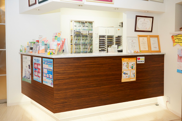ふじわら歯科クリニック 長岡京市 受付ではスタッフが明るい笑顔で対応する