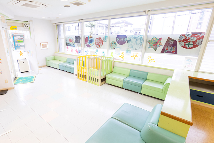 えびす子どもクリニック 北九州市小倉北区 広々とした待合。問診等が記入しやすいようベビーベッドを設置