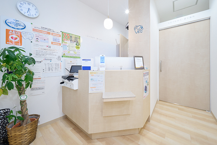 七里ガ浜歯科・矯正歯科 鎌倉市 受付スタッフが温かく笑顔で迎える