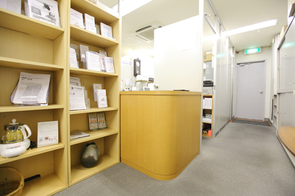 銀座東京クリニック 中央区 受付横には役立つ資料やパンフレットも