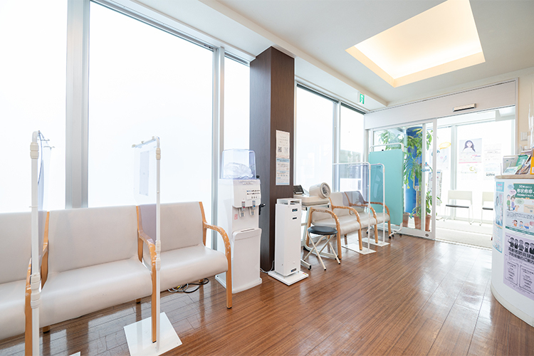 まるこハート内科クリニック 大田区 清潔感のある、落ち着いた雰囲気の待合室