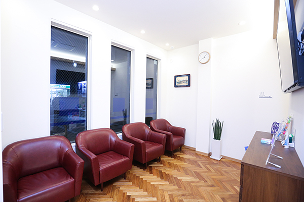 TAGOデンタルクリニック 戸田市 白を基調とした院内は広々として清潔感がある