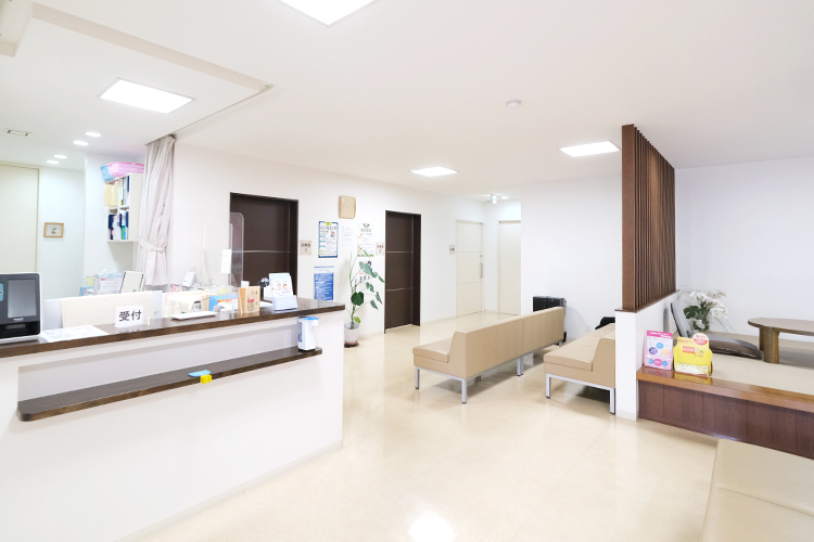 棚橋内科 岐阜市 広々とした院内はバリアフリーに対応