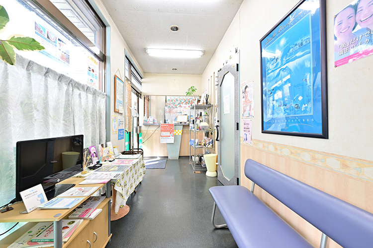 北谷デンタルクリニック 志木市 受付では院長自ら出迎えてくれる
