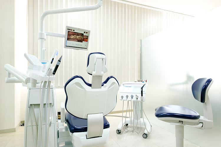 鶴見歯科医院 横浜市西区 ユニットにはモニターを設置。わかりやすい説明に注力
