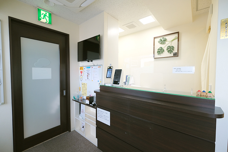 もりた歯科クリニック 奈良市 ダークな木目と白が印象的な、落ち着いた雰囲気の受付