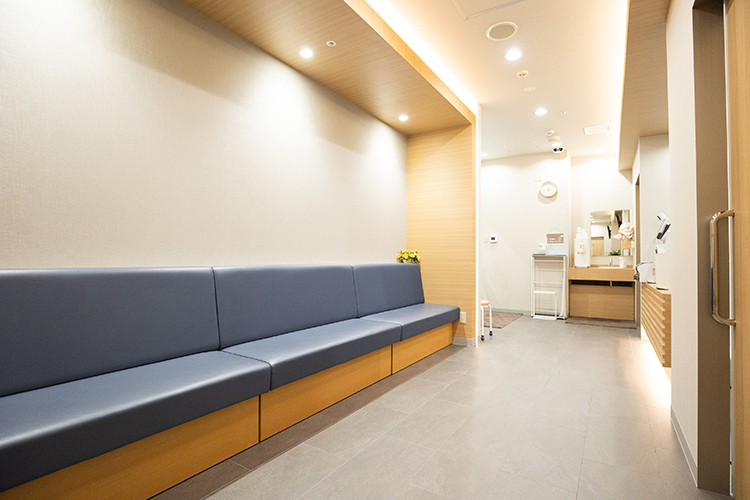 ほんあつ胃腸科・内科クリニック 厚木市 明るく広々とした待合スペース
