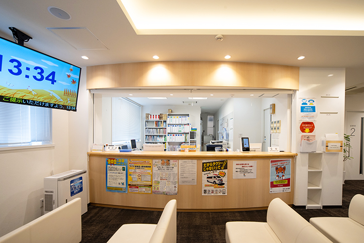 越谷慶友整形外科リウマチ科 越谷市 丁寧に受付が出迎える