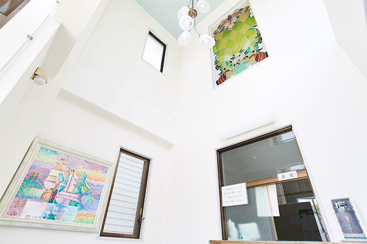 後藤内科医院 藤沢市 ステンドグラスがあしらわれた吹き抜けが開放感を与えてくれる