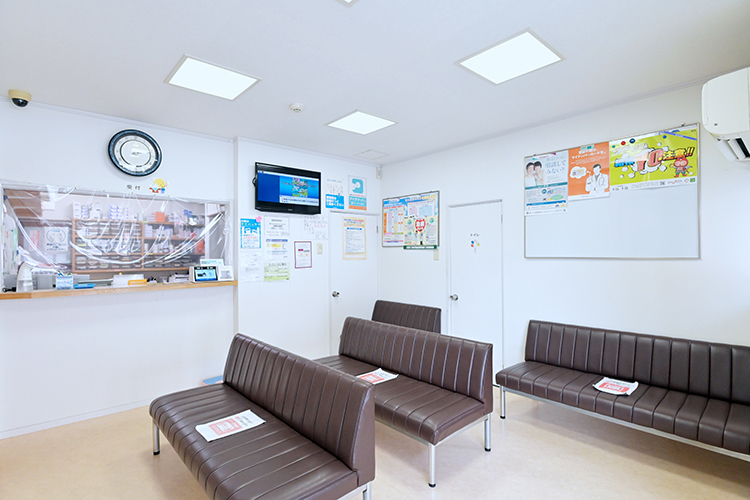 多田耳鼻咽喉科医院 大阪市住吉区 明るい日差しが差し込む待合室