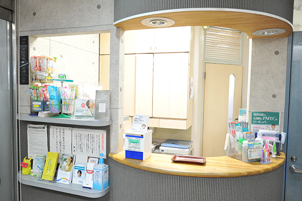 保土ケ谷駅ビル歯科 横浜市保土ケ谷区 優しいスタッフが受付で対応してくれる