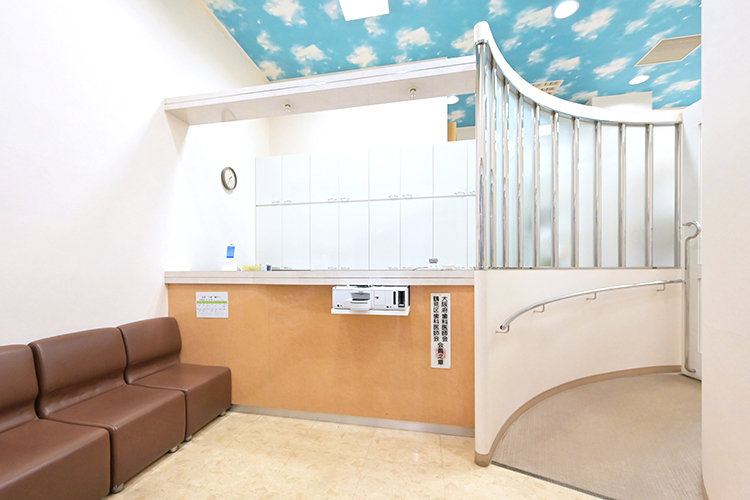 ひろすえ歯科クリニック 大阪市鶴見区 受付では親切なスタッフが笑顔で出迎えてくれる