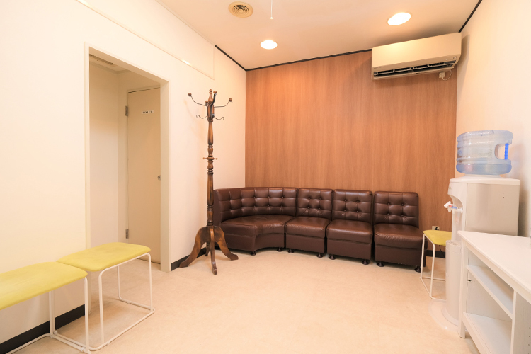 林歯科医院 町田市 歴史を感じる温かい雰囲気の待合室は一部改装で明るい