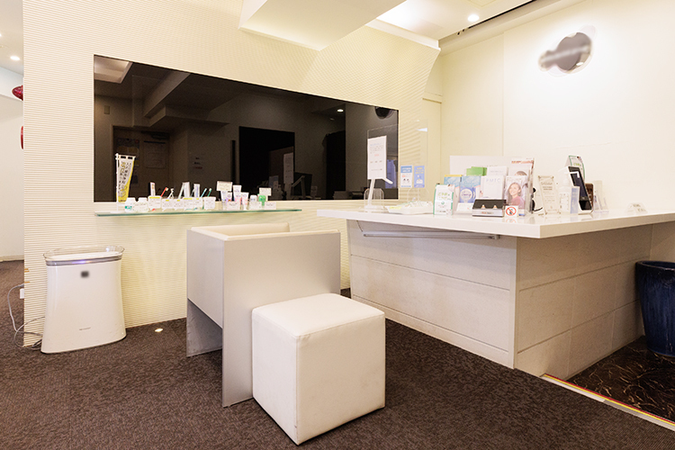 ホワイトデンタルクリニック中野院 中野区 落ち着いた色合いの院内に癒やされる