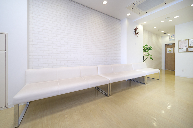 さいとうクリニック 横浜市泉区 清潔感あふれる待合スペース