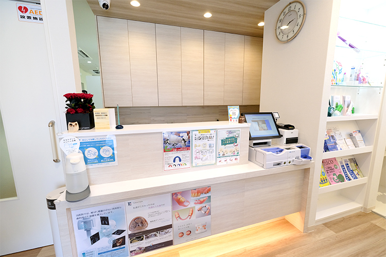 上尾かしわざ歯科医院 上尾市 受付ではオンライン診察券や自動精算機を導入