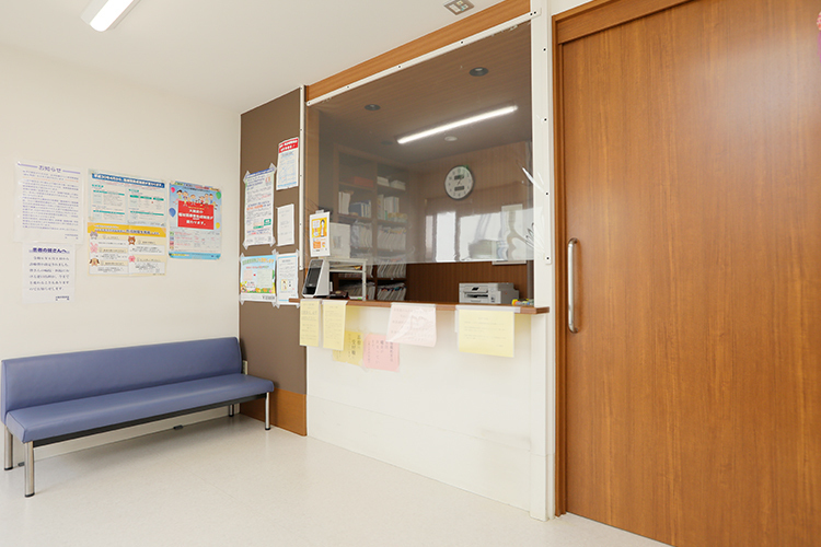 ハルタ眼科 大阪市西成区 外光が差し込む明るい院内はバリアフリーとなっている