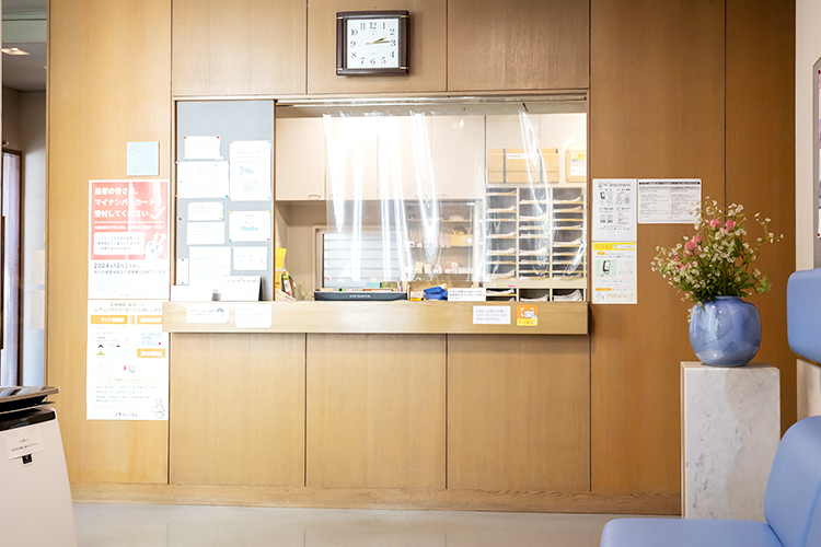 もりお内科 広島市中区 落ち着いた雰囲気の受付