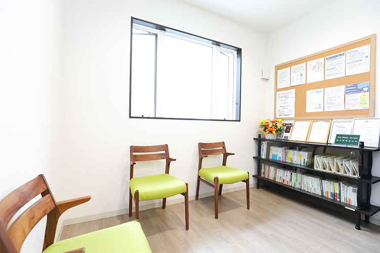 松岡歯科医院 逗子市 自然光が差し込む待合室。明るく清潔感がある