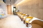 きむら内科・外科、膵臓クリニック 大阪市阿倍野区 自然光が差し込む待合室。黄色のアクセントがやわらかな雰囲気