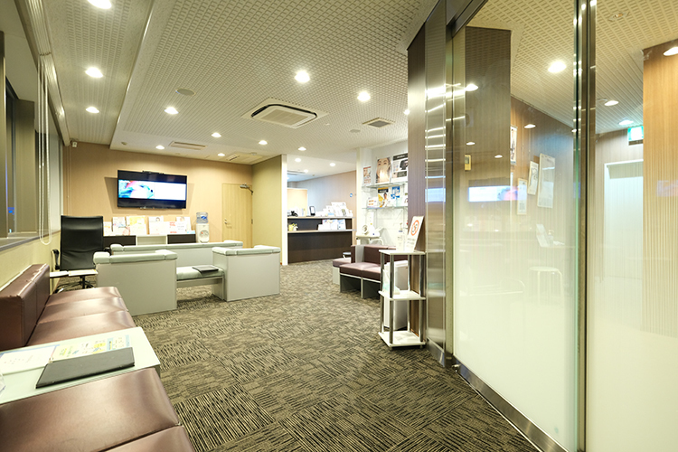 医療法人 天神総合クリニック 福岡市中央区 大きな窓から日差しがたっぷり入る温かい雰囲気の待合室